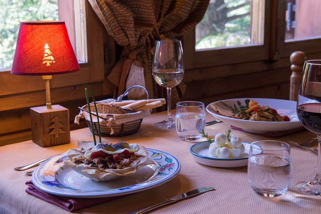 Eco Wellness Hotel Notre Maison Cogne Εστιατόριο φωτογραφία